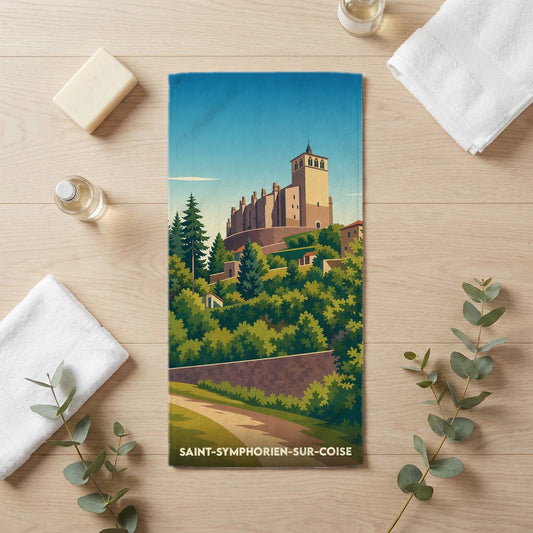 Serviette de bain souvenir de Saint-Symphorien-sur-Coise avec une illustration stylisée de son église fortifiée.