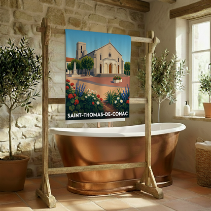 Serviette de bain souvenir de la ville de Saint-Thomas-de-Conac avec une illustration stylisée de son église et de parterres de fleurs.