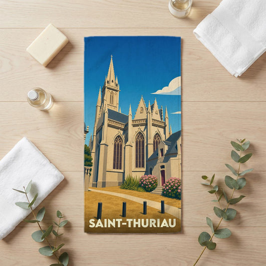 Serviette de bain souvenir de la ville de Saint-Thuriau avec une illustration stylisée de son église.