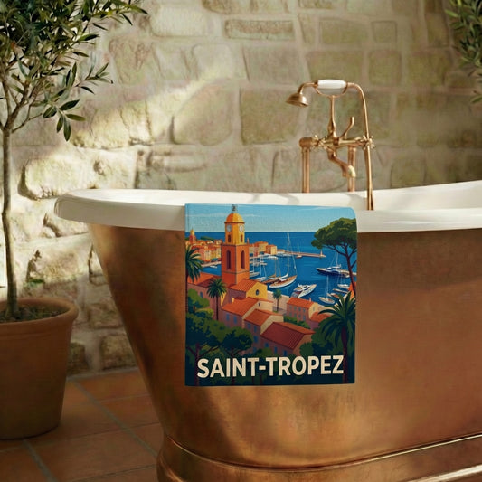 Serviette de bain souvenir de la ville de Saint-Tropez avec une illustration stylisée.