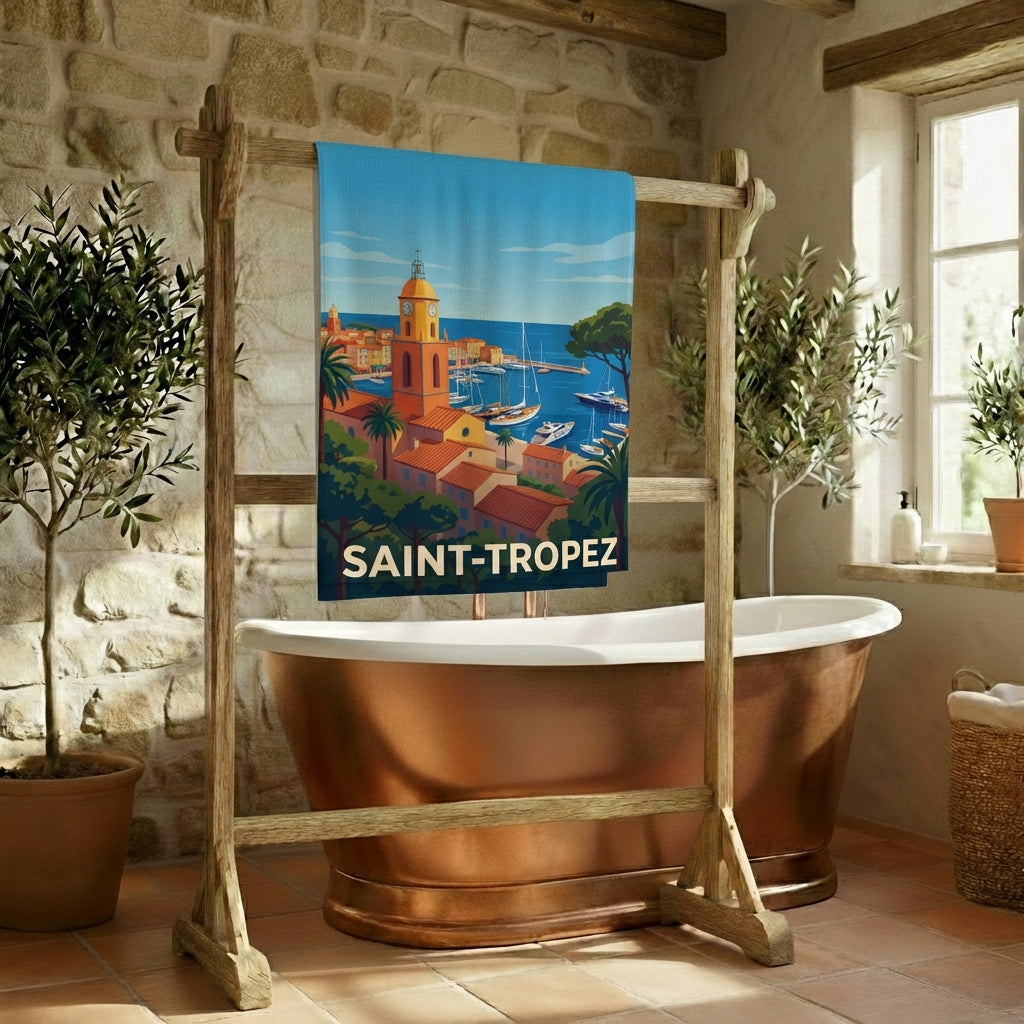 Serviette de bain souvenir de la ville de Saint-Tropez avec une illustration stylisée.