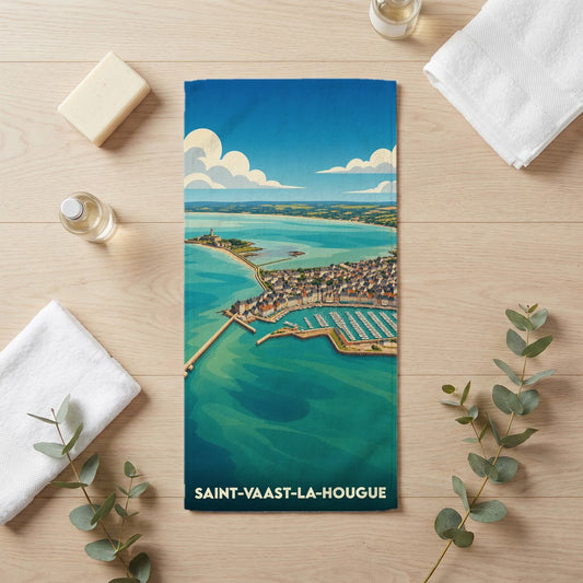 Serviette de bain souvenir de Saint-Vaast-la-Hougue avec une illustration stylisée de son port et de son fort.
