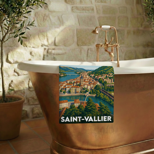 Serviette de bain souvenir de la ville de Saint-Vallier avec une illustration stylisée.