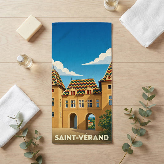 Serviette de bain souvenir de la ville de Saint-Vérand avec une illustration stylisée de son architecture emblématique.