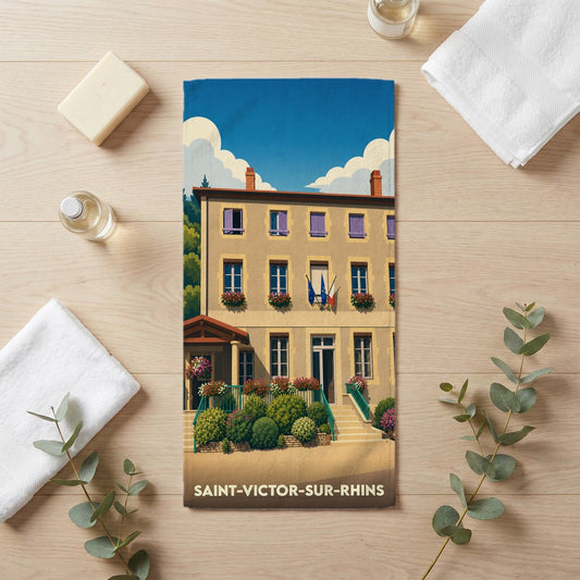 Serviette de bain souvenir de la ville de Saint-Victor-sur-Rhins avec une illustration stylisée.
