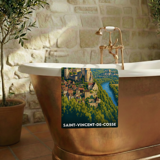 Serviette de bain souvenir de la ville de Saint-Vincent-de-Cosse avec une illustration stylisée.