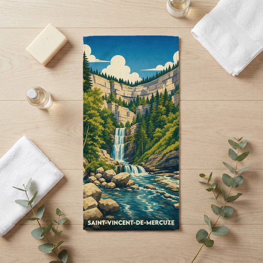 Serviette de bain souvenir de la ville de Saint-Vincent-de-Mercuze illustrant une cascade dans un paysage de montagne boisé.