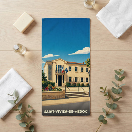 Serviette de bain souvenir de Saint-Vivien-de-Médoc avec une illustration stylisée de sa mairie.