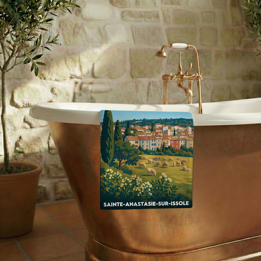 Serviette de bain souvenir de la ville de Sainte-Anastasie-sur-Issole avec une illustration stylisée.