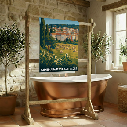 Serviette de bain souvenir de la ville de Sainte-Anastasie-sur-Issole avec une illustration stylisée.