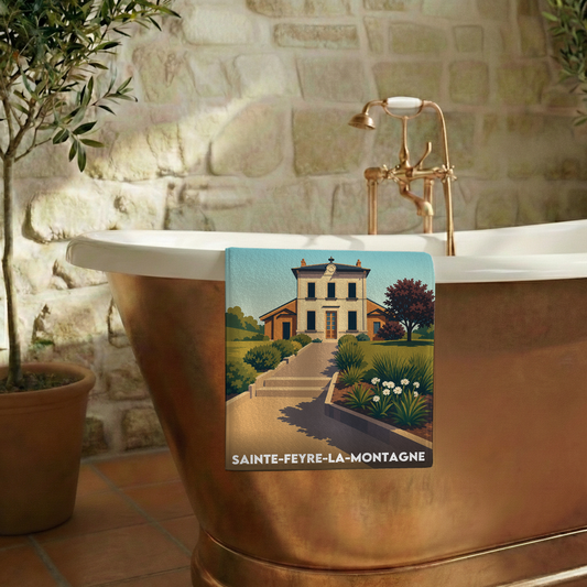 Serviette de bain souvenir de la ville de Sainte-Feyre-la-Montagne avec une illustration stylisée.