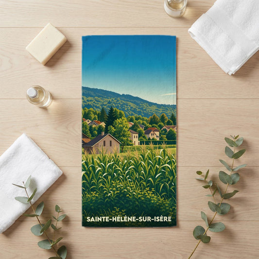 Serviette de bain souvenir de Sainte-Hélène-sur-Isère avec une illustration stylisée de paysages ruraux et montagneux.