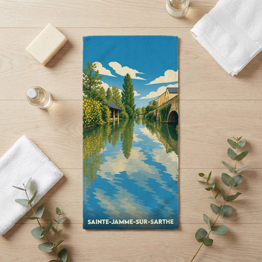 Serviette de bain souvenir de Sainte-Jamme-sur-Sarthe illustrée d'un paysage de rivière stylisé.