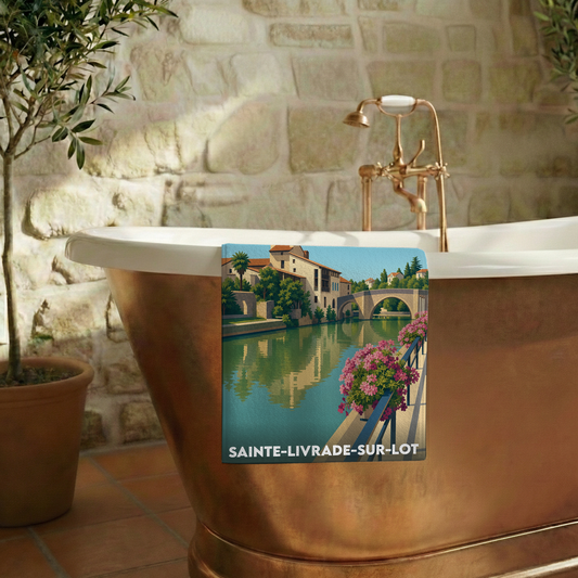 Serviette de bain souvenir de Sainte-Livrade-sur-Lot illustrée d'un paysage pittoresque au bord de l'eau.