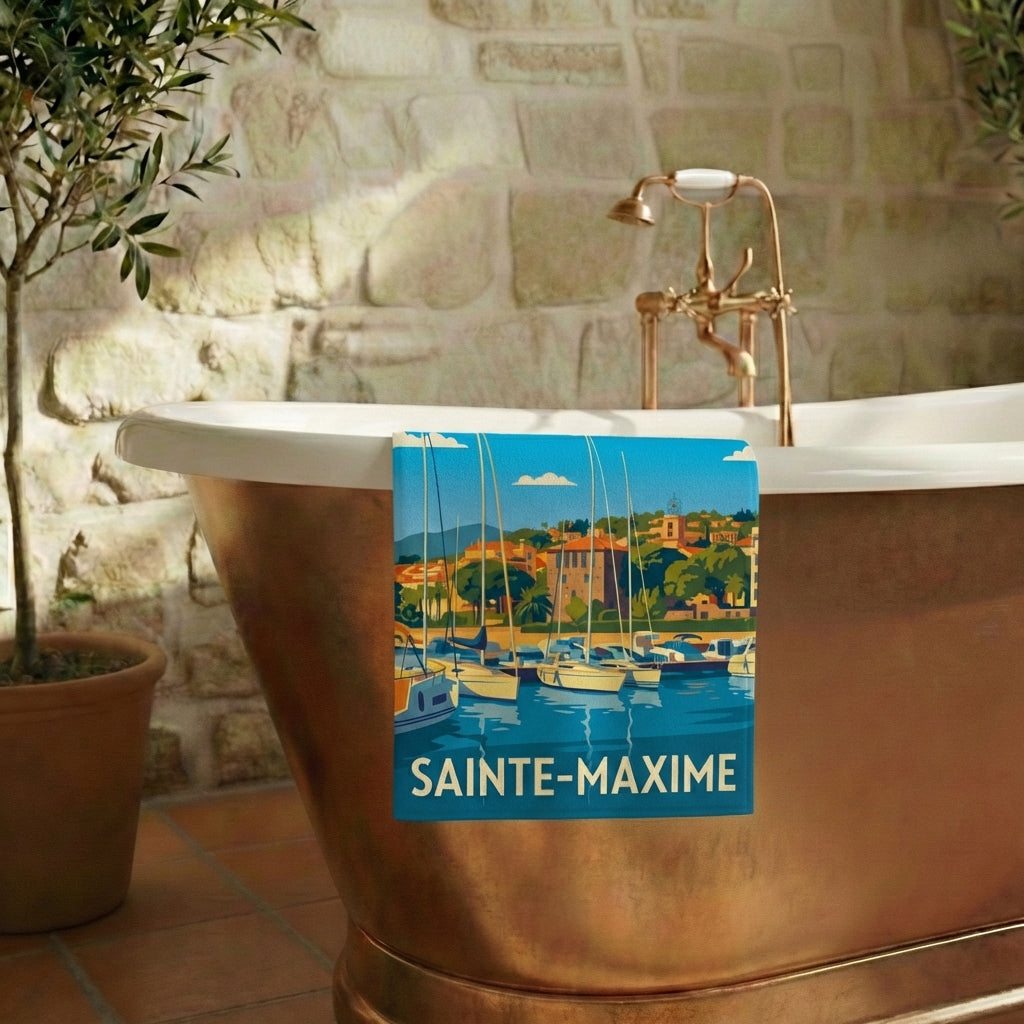 Serviette de bain souvenir de la ville de Sainte-Maxime avec une illustration stylisée.