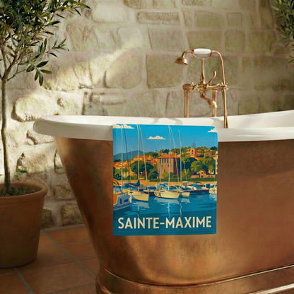 Serviette de bain souvenir de la ville de Sainte-Maxime avec une illustration stylisée.