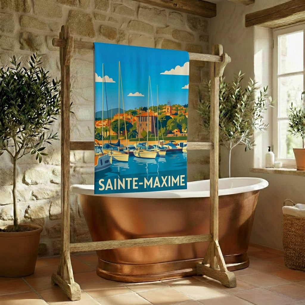 Serviette de bain souvenir de la ville de Sainte-Maxime avec une illustration stylisée de son port.