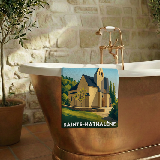 Serviette de bain souvenir de la ville de Sainte-Nathalène avec une illustration stylisée.