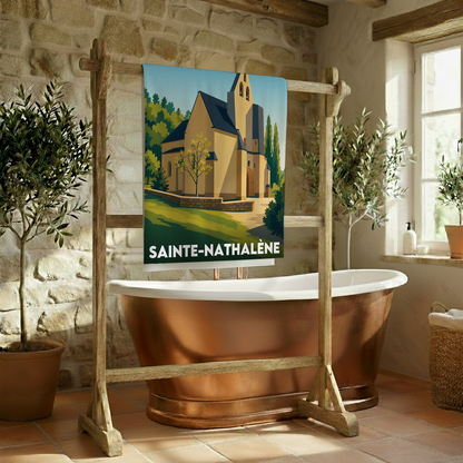 Serviette de bain souvenir de la ville de Sainte-Nathalène avec une illustration stylisée.