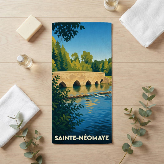 Serviette de bain souvenir de la ville de Sainte-Néomaye ornée d'une illustration stylisée d'un pont en pierre.