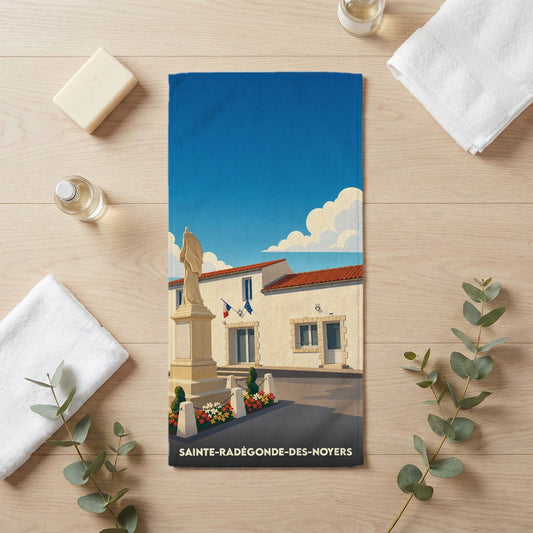 Serviette de bain souvenir de la ville de Sainte-Radégonde-des-Noyers avec une illustration stylisée.
