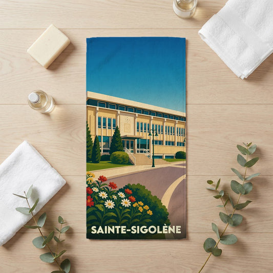 Serviette de bain souvenir de la ville de Sainte-Sigolène avec une illustration stylisée de l'hôtel de ville.