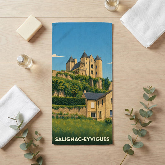 Serviette de bain souvenir de la ville de Salignac-Eyvigues avec une illustration stylisée de son château.
