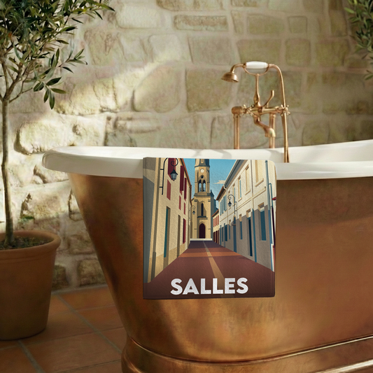 Serviette de bain souvenir de la ville de Salles avec une illustration stylisée d'une rue menant au clocher.