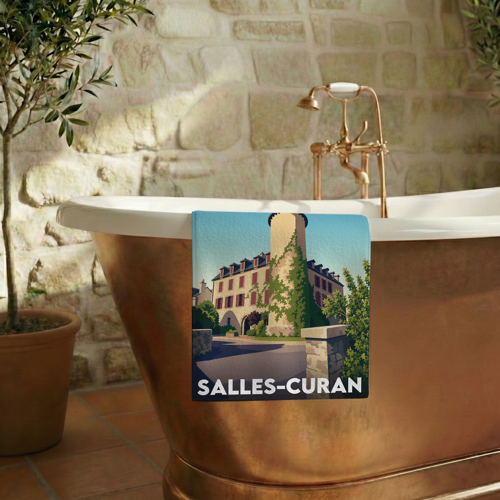 Serviette de bain souvenir de la ville de Salles-Curan avec une illustration stylisée.