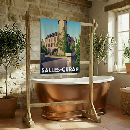 Serviette de bain souvenir de la ville de Salles-Curan avec une illustration stylisée.
