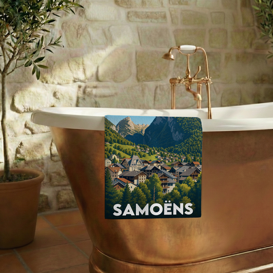 Serviette de bain souvenir de la ville de Samoëns avec une illustration stylisée de son paysage montagneux.