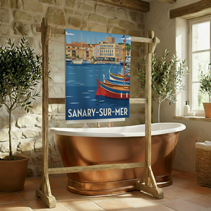 Serviette de bain souvenir de la ville de Sanary-sur-Mer avec une illustration stylisée du port.