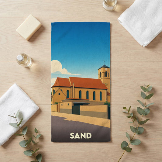 Serviette de bain souvenir de la ville de Sand avec une illustration stylisée d'une église.