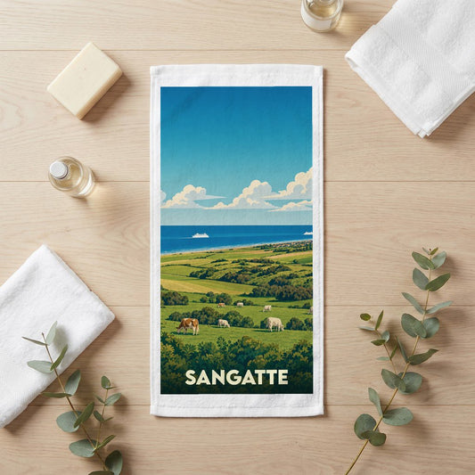 Serviette de bain souvenir de la ville de Sangatte ornée d'une illustration bucolique du littoral.