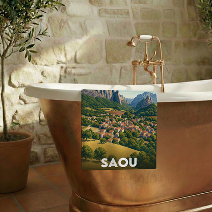 Serviette de bain souvenir de la ville de Saou avec une illustration stylisée.