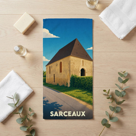 Serviette de bain souvenir de la ville de Sarceaux avec une illustration stylisée d'un bâtiment historique.