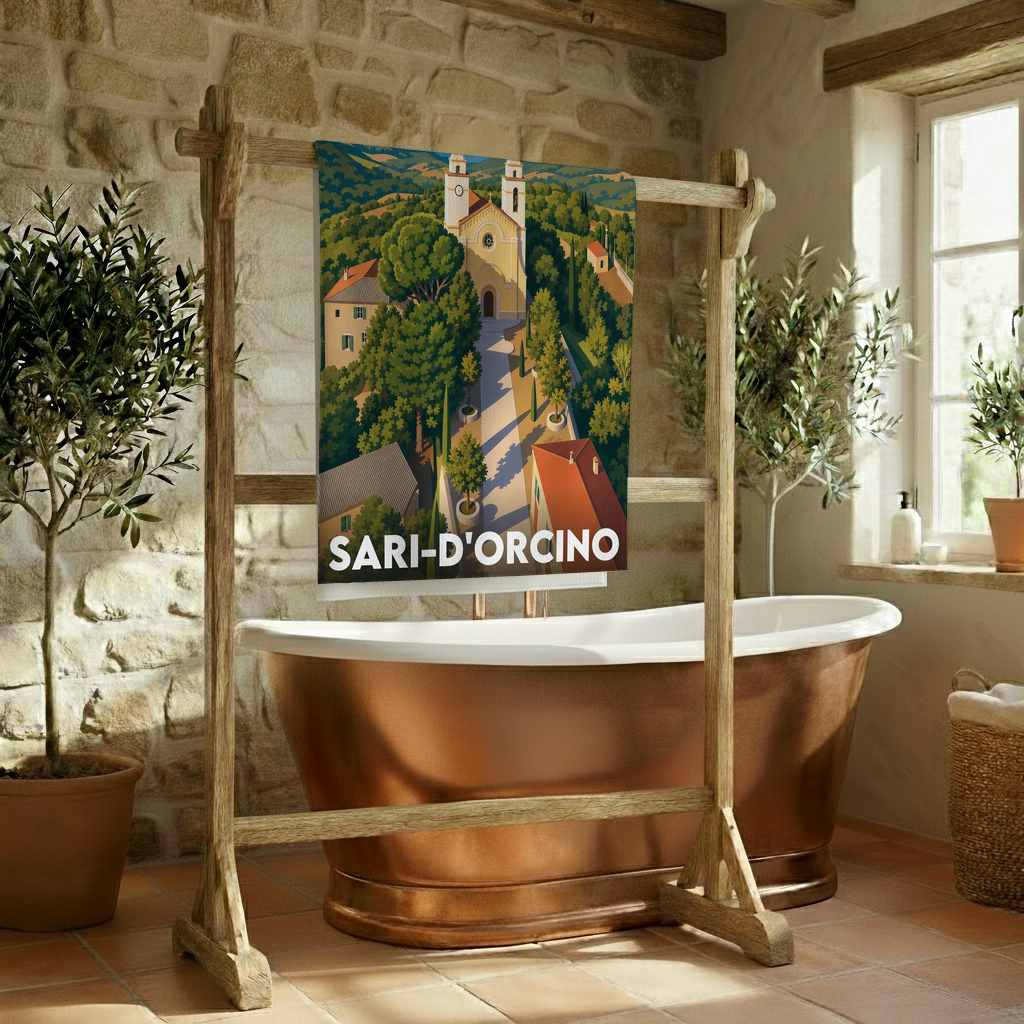 Serviette de bain souvenir de la ville de Sari-d'Orcino avec une illustration stylisée.