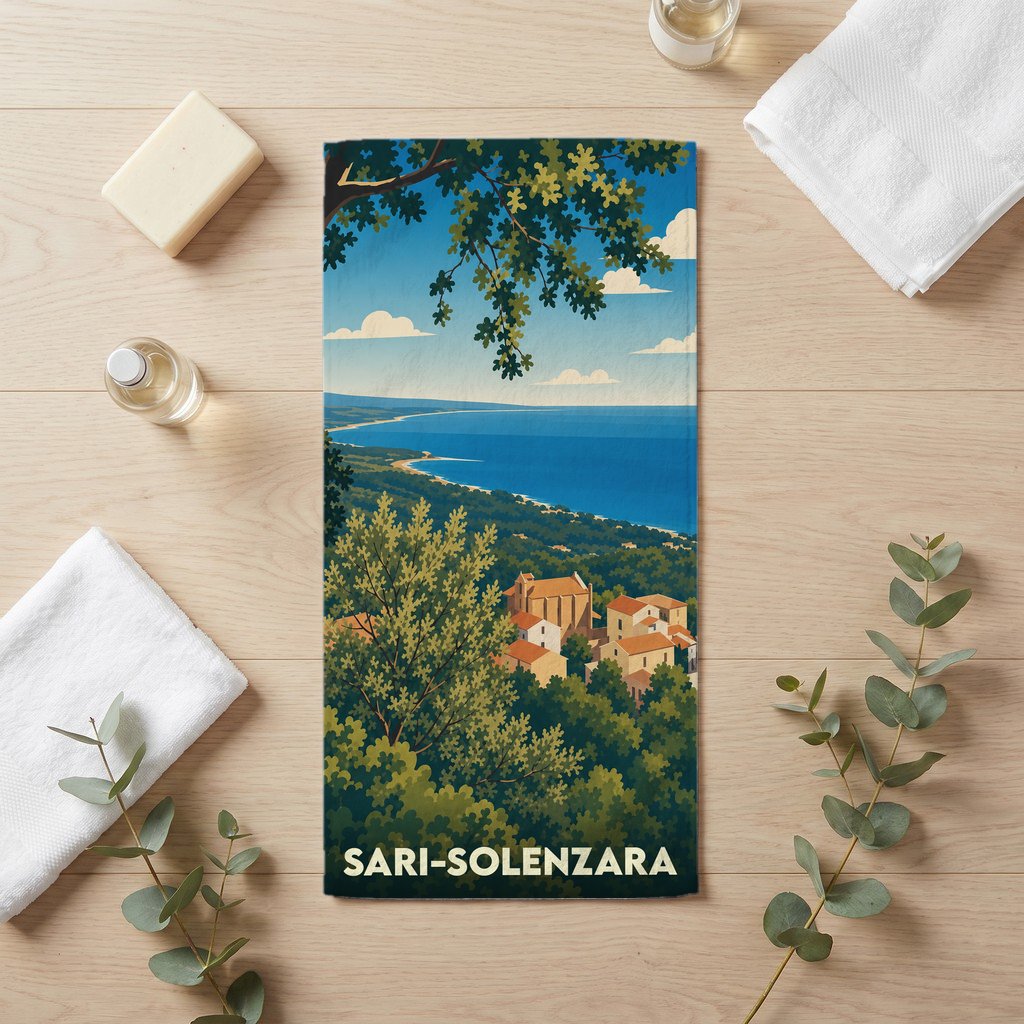Serviette de bain souvenir de Sari-Solenzara illustrée par une vue panoramique stylisée du village et de la mer.
