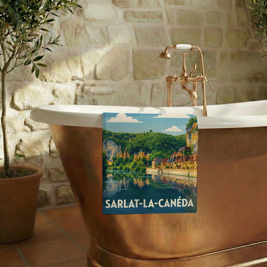 Serviette de bain souvenir de la ville de Sarlat-la-Canéda avec une illustration stylisée.