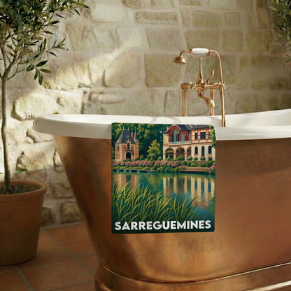 Serviette de bain souvenir de la ville de Sarreguemines avec une illustration stylisée.