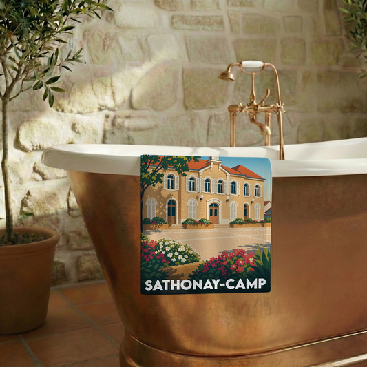 Serviette de bain souvenir de la ville de Sathonay-Camp avec une illustration stylisée.