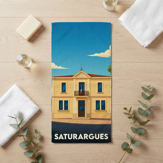 Serviette de bain souvenir de la ville de Saturargues avec une illustration stylisée de la mairie.