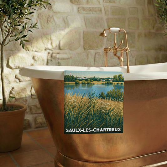 Serviette de bain souvenir de la ville de Saulx-les-Chartreux avec une illustration stylisée de son paysage.