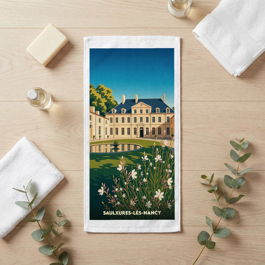 Serviette de bain souvenir de Saulxures-lès-Nancy avec une illustration stylisée du château et de ses jardins.