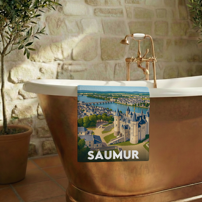 Serviette de bain souvenir de la ville de Saumur avec une illustration stylisée de son château et de la Loire.