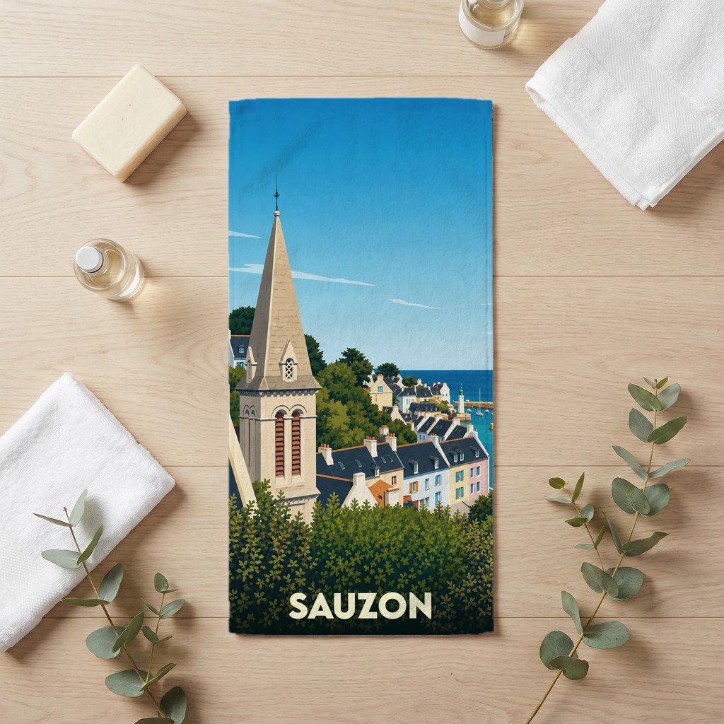 Serviette de bain souvenir de la ville de Sauzon avec une illustration stylisée de son clocher et de son port.