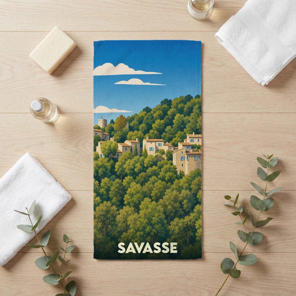 Serviette de bain souvenir de la ville de Savasse avec une illustration stylisée de ses maisons nichées dans la verdure.