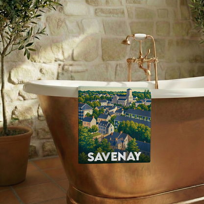 Serviette de bain souvenir de la ville de Savenay avec une illustration stylisée.