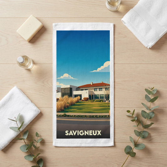 Serviette de bain souvenir de la ville de Savigneux avec une illustration stylisée de son paysage urbain.