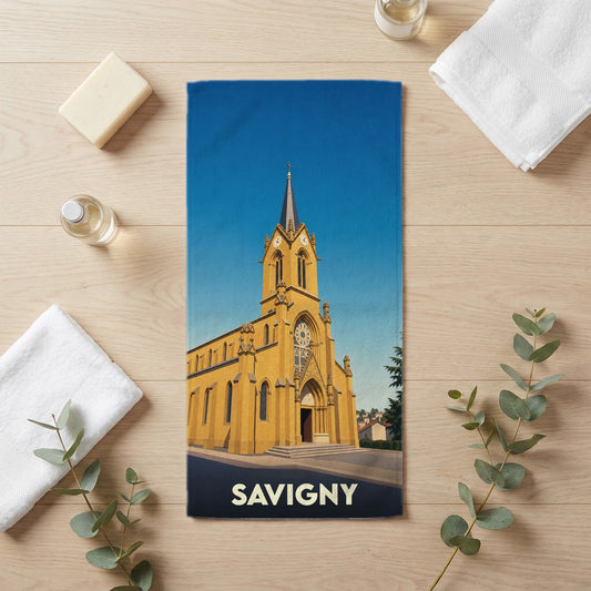 Serviette de bain souvenir de la ville de Savigny avec une illustration stylisée d'une église.